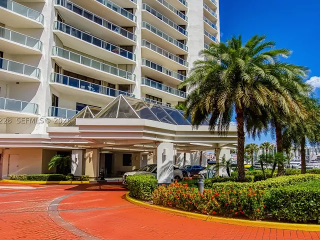 2-bedroom condo for rent in Aventura -  - MondialRealty