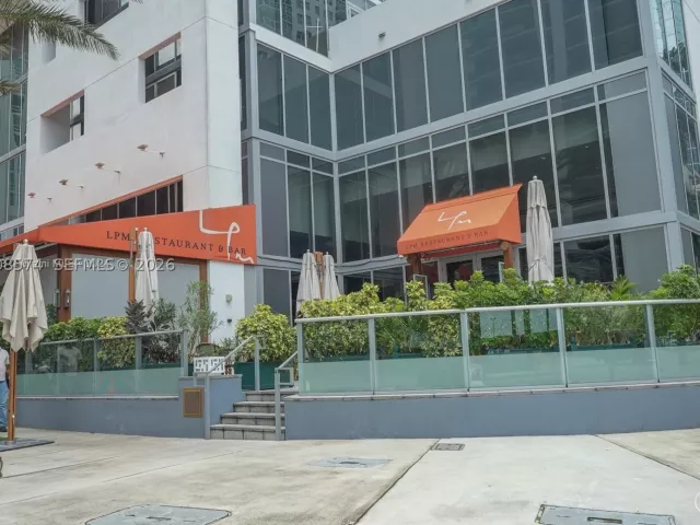 1-bedroom condo for rent in Miami - 1300 Brickell Bay Dr 807 - MondialRealty