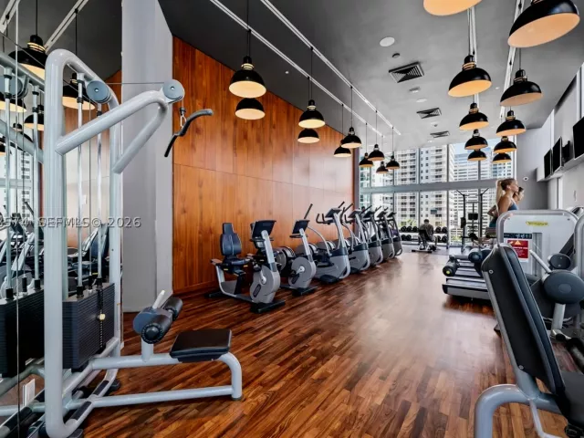 1-bedroom condo for rent in Miami - 1300 Brickell Bay Dr 807 - MondialRealty