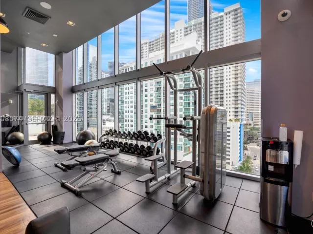 1-bedroom condo for rent in Miami - 1300 Brickell Bay Dr 807 - MondialRealty
