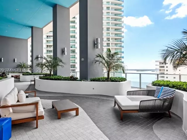 1-bedroom condo for rent in Miami - 1300 Brickell Bay Dr 807 - MondialRealty