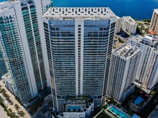 1-bedroom condo for rent in Miami - 1300 Brickell Bay Dr 807 - MondialRealty