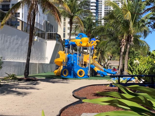 2-bedroom condo for rent in Miami Beach - 6039 Collins Ave 1510 - MondialRealty
