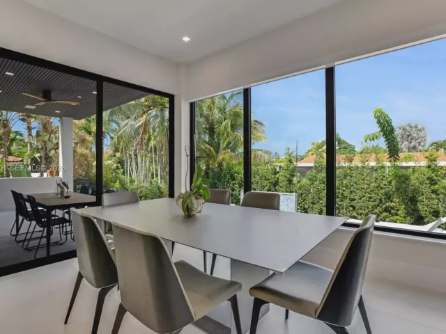 5-bedroom home for sale in Surfside - 8826 Froude Ave - MondialRealty
