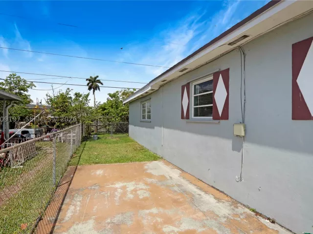 3-bedroom home for sale in Homestead - 1762 NW 8th Ave - MondialRealty
