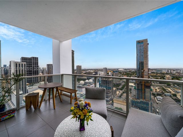 2-bedroom condo for sale in Miami - 1040 Biscayne Blvd 3607 - MondialRealty
