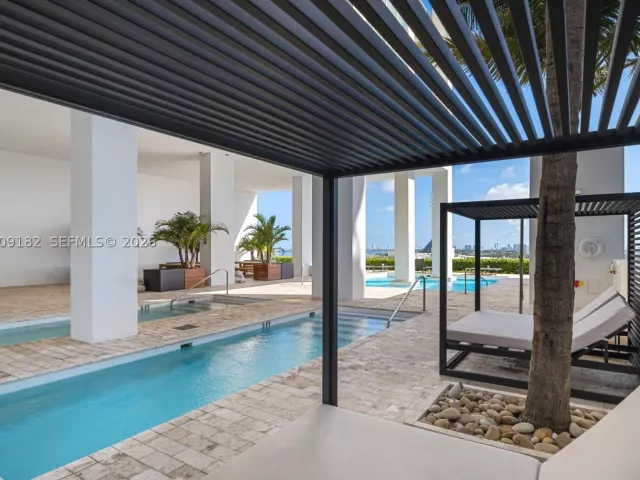 2-bedroom condo for sale in Miami - 1040 Biscayne Blvd 3607 - MondialRealty