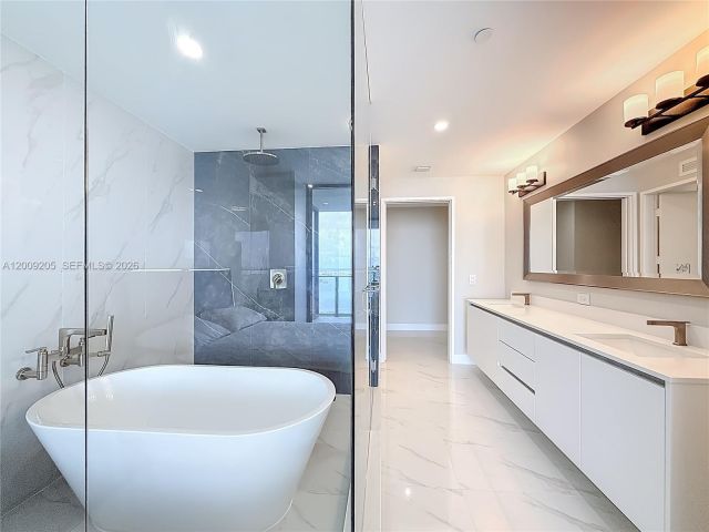 1-bedroom condo for sale in Miami - 700 NE 24th Street 4904 - MondialRealty