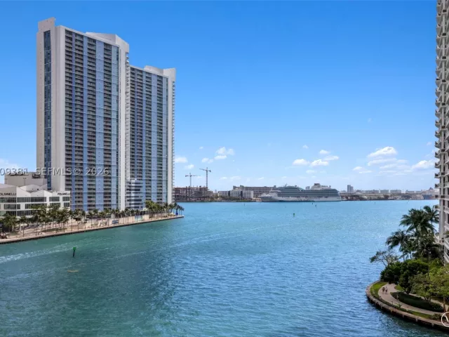 3-bedroom condo for sale in Miami - 465 Brickell Ave 701 - MondialRealty