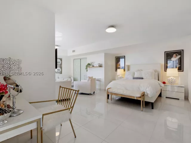 3-bedroom condo for sale in Miami - 465 Brickell Ave 701 - MondialRealty