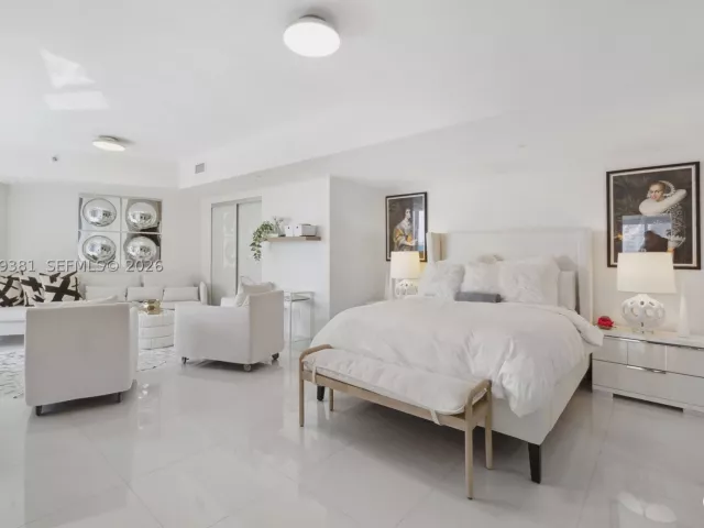 3-bedroom condo for sale in Miami - 465 Brickell Ave 701 - MondialRealty
