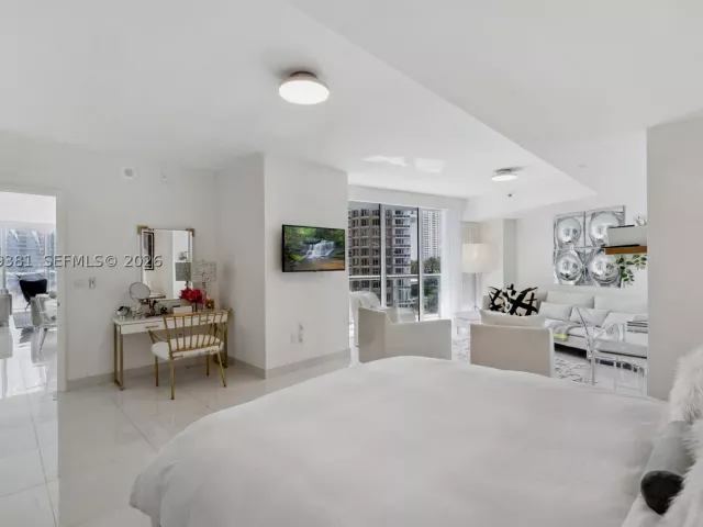 3-bedroom condo for sale in Miami - 465 Brickell Ave 701 - MondialRealty