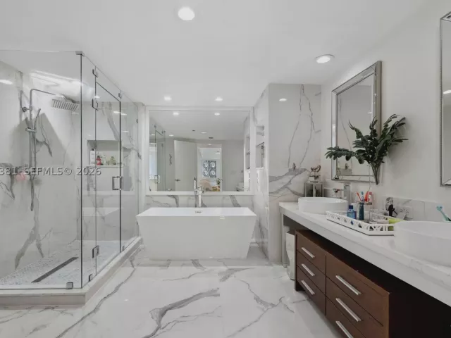 3-bedroom condo for sale in Miami - 465 Brickell Ave 701 - MondialRealty