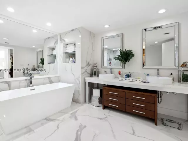 3-bedroom condo for sale in Miami - 465 Brickell Ave 701 - MondialRealty