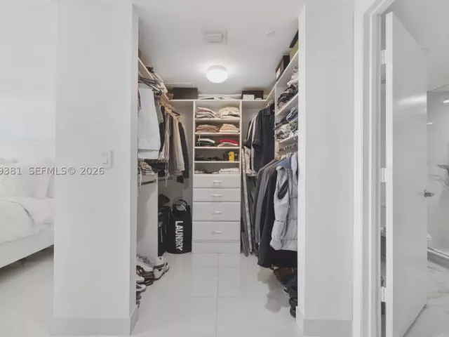 3-bedroom condo for sale in Miami - 465 Brickell Ave 701 - MondialRealty