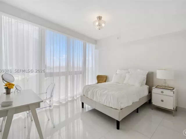 3-bedroom condo for sale in Miami - 465 Brickell Ave 701 - MondialRealty