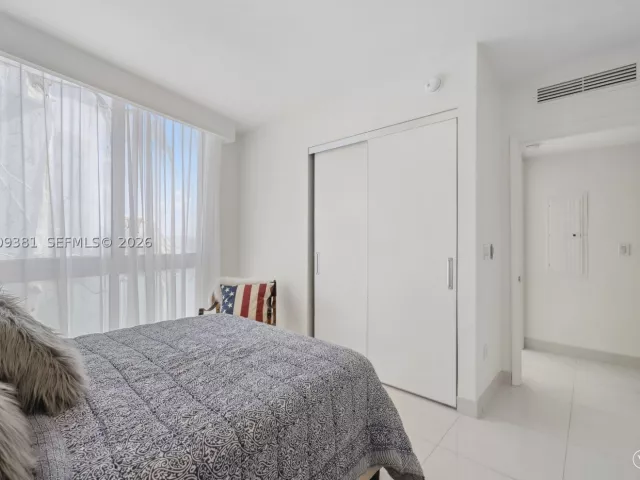 3-bedroom condo for sale in Miami - 465 Brickell Ave 701 - MondialRealty
