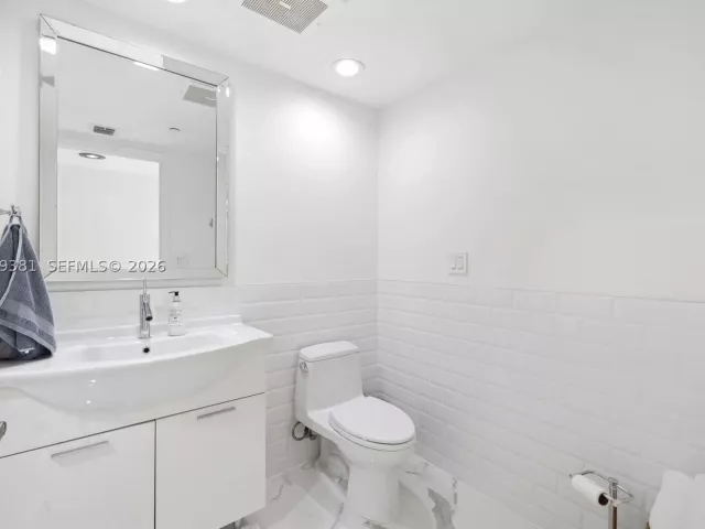 3-bedroom condo for sale in Miami - 465 Brickell Ave 701 - MondialRealty