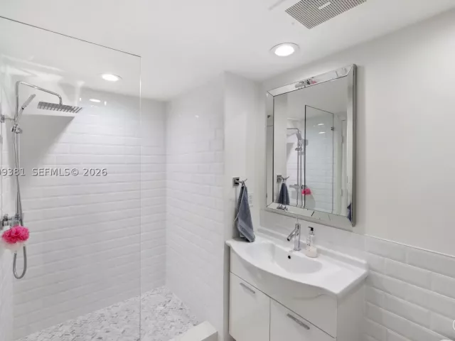 3-bedroom condo for sale in Miami - 465 Brickell Ave 701 - MondialRealty