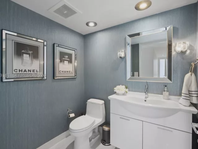 3-bedroom condo for sale in Miami - 465 Brickell Ave 701 - MondialRealty