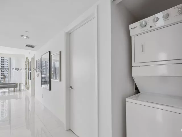 3-bedroom condo for sale in Miami - 465 Brickell Ave 701 - MondialRealty