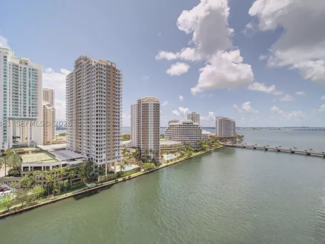 3-bedroom condo for sale in Miami - 465 Brickell Ave 701 - MondialRealty