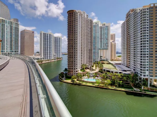 3-bedroom condo for sale in Miami - 465 Brickell Ave 701 - MondialRealty