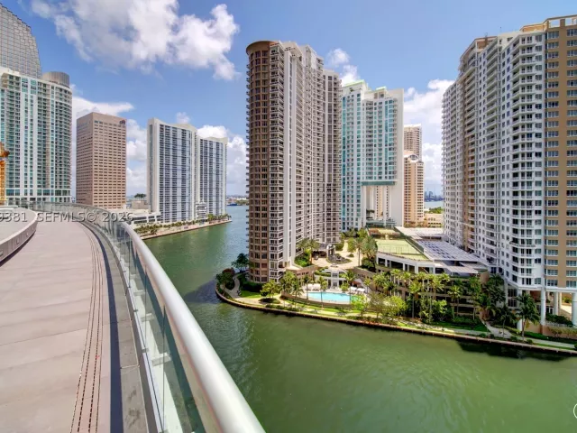 3-bedroom condo for sale in Miami - 465 Brickell Ave 701 - MondialRealty