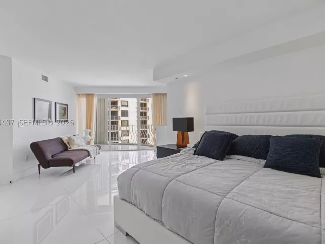 5-bedroom condo for sale in Bal Harbour - 10155 Collins Ave 1210 - MondialRealty