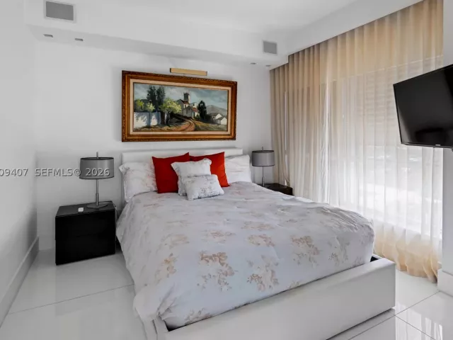 5-bedroom condo for sale in Bal Harbour - 10155 Collins Ave 1210 - MondialRealty