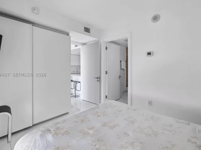 5-bedroom condo for sale in Bal Harbour - 10155 Collins Ave 1210 - MondialRealty