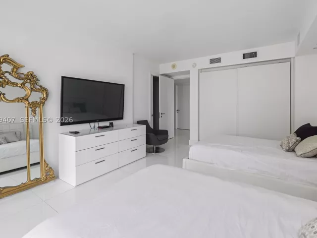 5-bedroom condo for sale in Bal Harbour - 10155 Collins Ave 1210 - MondialRealty