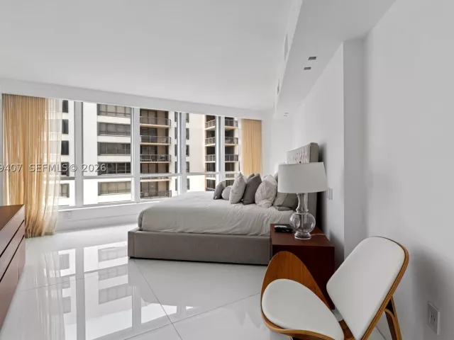 5-bedroom condo for sale in Bal Harbour - 10155 Collins Ave 1210 - MondialRealty
