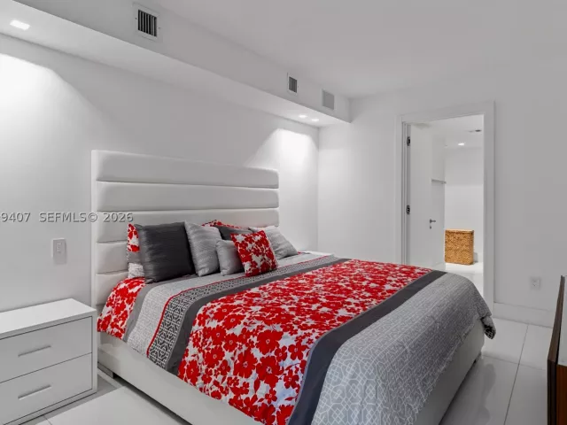 5-bedroom condo for sale in Bal Harbour - 10155 Collins Ave 1210 - MondialRealty