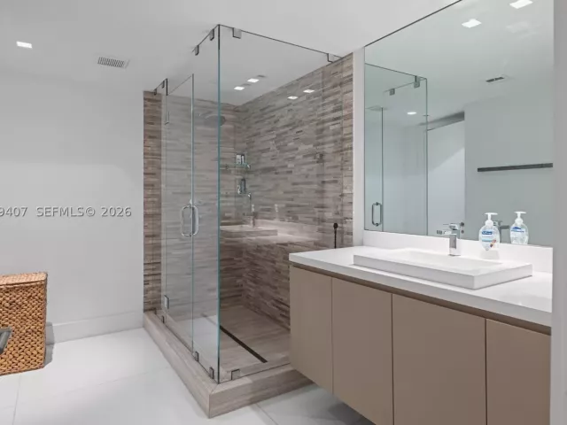 5-bedroom condo for sale in Bal Harbour - 10155 Collins Ave 1210 - MondialRealty
