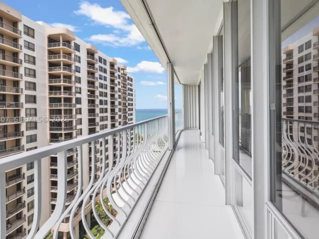 5-bedroom condo for sale in Bal Harbour - 10155 Collins Ave 1210 - MondialRealty