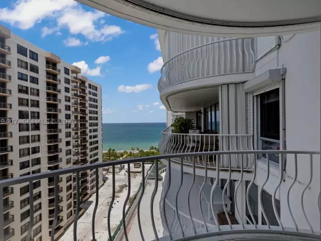 5-bedroom condo for sale in Bal Harbour - 10155 Collins Ave 1210 - MondialRealty