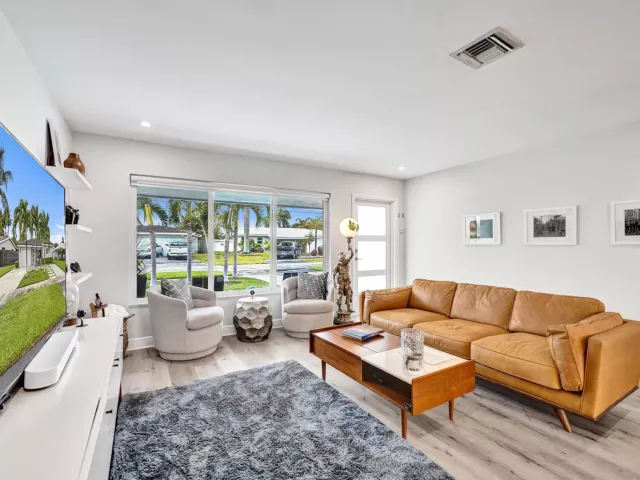 2-bedroom home for sale in Pompano Beach - 381 SE 3rd Street - MondialRealty