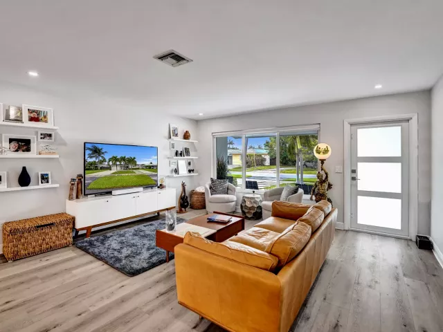 2-bedroom home for sale in Pompano Beach - 381 SE 3rd Street - MondialRealty