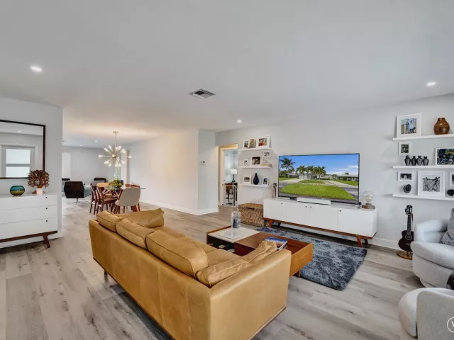 2-bedroom home for sale in Pompano Beach - 381 SE 3rd Street - MondialRealty