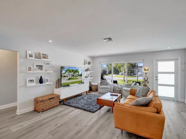 2-bedroom home for sale in Pompano Beach - 381 SE 3rd Street - MondialRealty