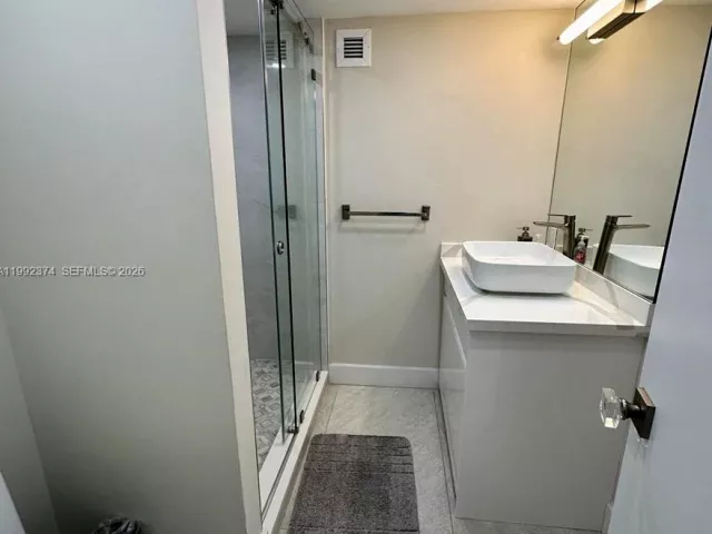 2-bedroom condo for rent in Hollywood - 2751 S Ocean Dr 508S - MondialRealty