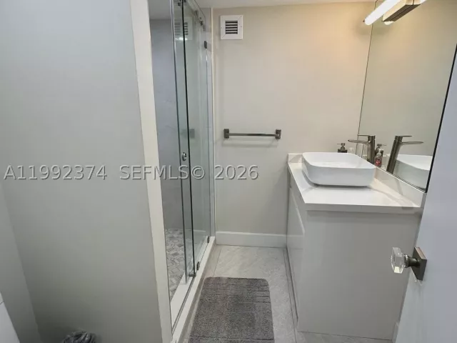 3-bedroom condo for rent in Hollywood - 2751 S Ocean Dr 508S - MondialRealty
