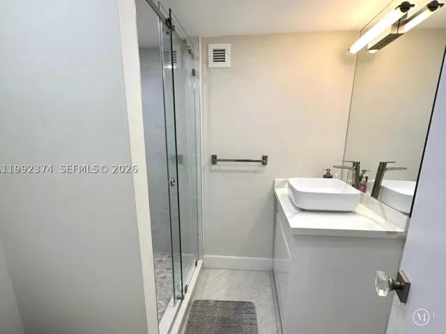 3-bedroom condo for rent in Hollywood - 2751 S Ocean Dr 508S - MondialRealty