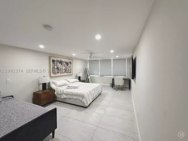 3-bedroom condo for rent in Hollywood - 2751 S Ocean Dr 508S - MondialRealty