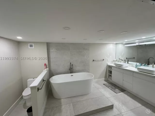 3-bedroom condo for rent in Hollywood - 2751 S Ocean Dr 508S - MondialRealty
