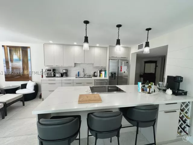 3-bedroom condo for rent in Hollywood - 2751 S Ocean Dr 508S - MondialRealty