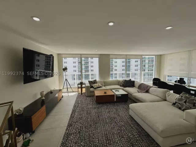 3-bedroom condo for rent in Hollywood - 2751 S Ocean Dr 508S - MondialRealty