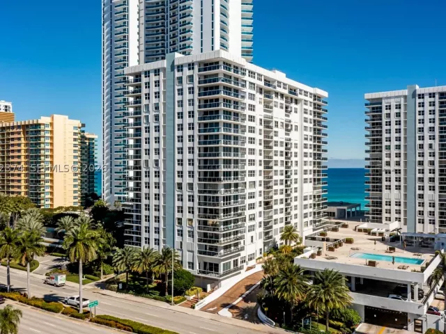 3-bedroom condo for rent in Hollywood - 2751 S Ocean Dr 508S - MondialRealty