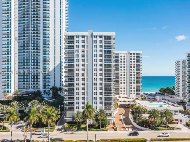 3-bedroom condo for rent in Hollywood - 2751 S Ocean Dr 508S - MondialRealty